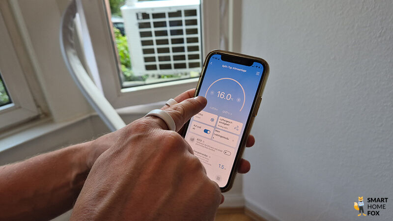 Energiemessgerät zeigt den aktuellen Stromverbrauch der Midea PortaSplit im Betrieb.